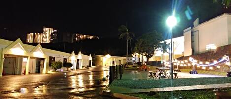 숙박 시설 정면 - 저녁/밤