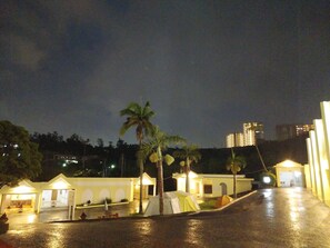 Fassade der Unterkunft – Abend/Nacht