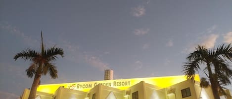 Fassade der Unterkunft – Abend/Nacht