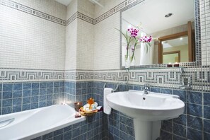 Combined shower/tub, free toiletries, hair dryer, towels - E5 Apartments (Manama)