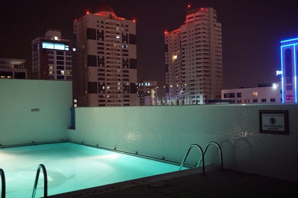 Outdoor pool - E5 Apartments (Manama)