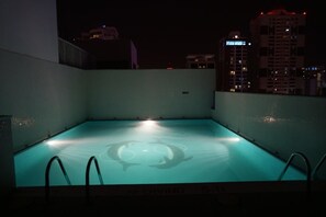Outdoor pool - E5 Apartments (Manama)