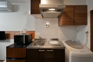 Business Apartment (1F) | Dapur kecil peribadi | Peti sejuk/penyejuk beku saiz penuh, ketuhar gelombang mikro, dapur