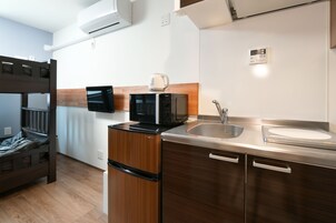 Refrigerador con freezer, microondas, placa de cocina