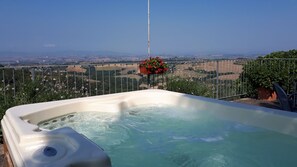 Outdoor spa tub - Canalicchio: Apartment within farmhouse and terrace with Jacuzzi for 4 persons (Canalicchio)