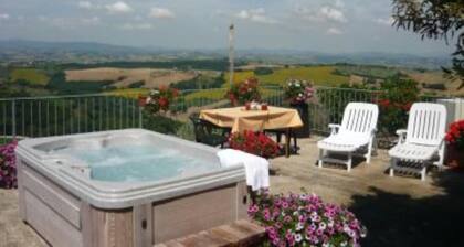 Canalicchio: Apartment within farmhouse and terrace with Jacuzzi for 4 persons