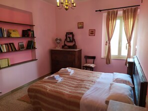 2 bedrooms, iron/ironing board, Internet, bed sheets - Canalicchio: Apartment within farmhouse and terrace with Jacuzzi for 4 persons (Canalicchio)