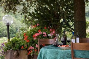 Outdoor dining - Canalicchio: Apartment within farmhouse and terrace with Jacuzzi for 4 persons (Canalicchio)