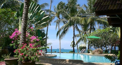 Butterfly Beach Villa perinteisessä thaimaalaistyyliin vain 20 askeleen päässä rannasta