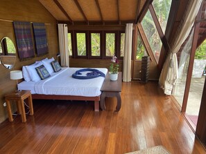 4 bedrooms, in-room safe, iron/ironing board, free WiFi