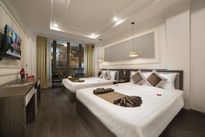 Suite familiar, vista a la ciudad | Minibar, caja de seguridad en la habitación, escritorio y camas extra 