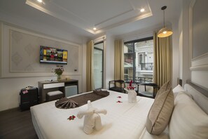 Junior Suite Balcony | Minibar, in-room safe, desk, rollaway beds - Galliot Central Hotel (Hanoi)