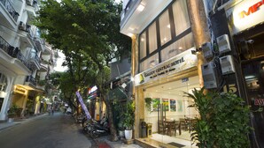 A hotel entrance with a sign reading "GALLIOI CENTRAL HOTEL". - Galliot Central Hotel (Hanoi)
