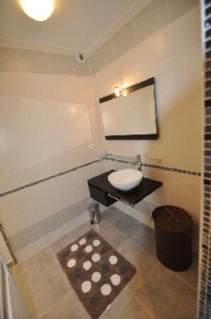 Bañera, secador de pelo, toallas