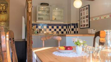 Kjøleskap, ovn, kokeplater og oppvaskmaskin