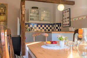 ثلاجة، فرن، موقد طهي مسطح، غسالة أطباق