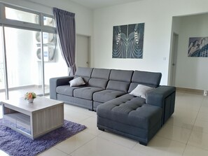 คอมฟอร์ทคอนโด, 4 ห้องนอน, วิวเมือง | ห้องนั่งเล่น | ทีวีจอแบน