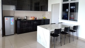 Appartamento Comfort, 4 camere da letto, vista città | Pasti in camera