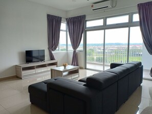 คอมฟอร์ทคอนโด, 4 ห้องนอน, วิวเมือง | ห้องนั่งเล่น | ทีวีจอแบน