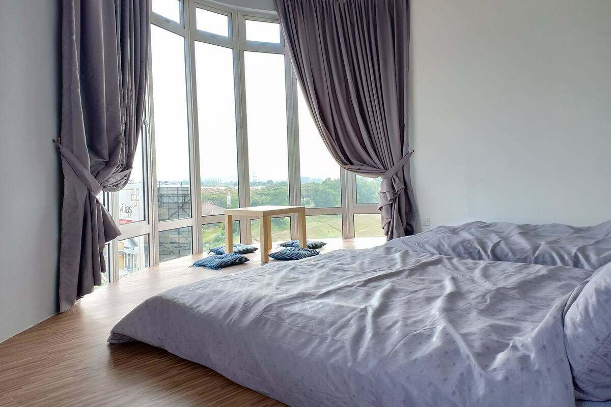 Comfort Condo, 4 Bedrooms, City View | Desk, laptop workspace, iron/ironing board, rollaway beds