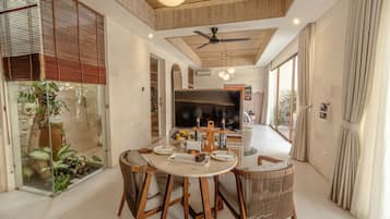 Royal 1 Bedroom Villa with Private Pool & Bathtub - Free Benefit | 1 habitación, minibar, caja de seguridad en la habitación y escritorio