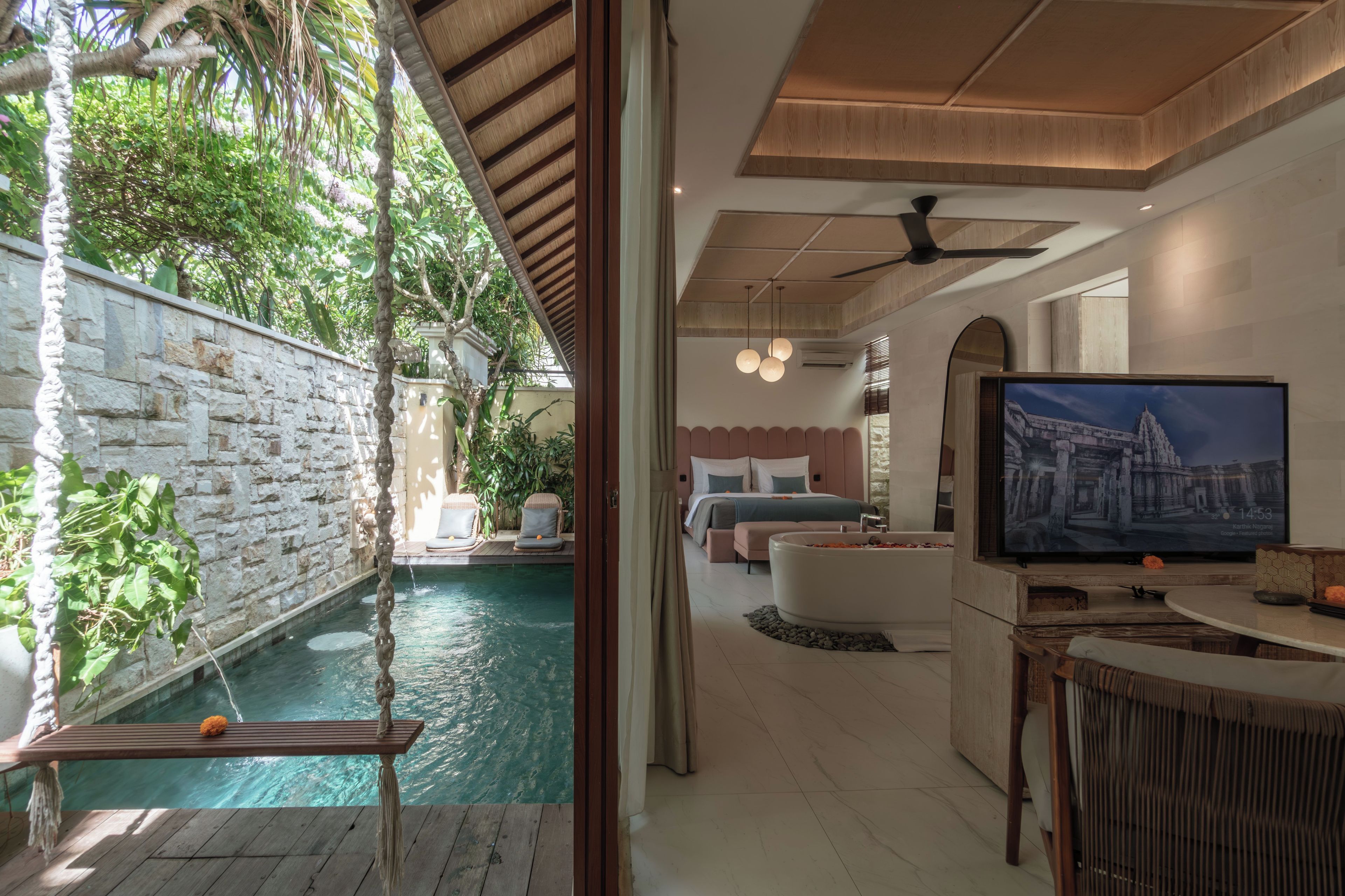 Un interior moderno con piscina, televisor y zona de estar.