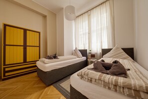 Comfort appartement, balkon | 3 slaapkamers, een bureau, een strijkplank/strijkijzer
