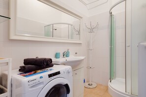 Comfort appartement, balkon | Badkamer | Gratis toiletartikelen, een haardroger, handdoeken, toiletpapier