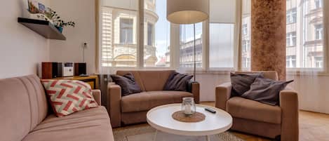 Comfort Apartment, Balcony | Living room