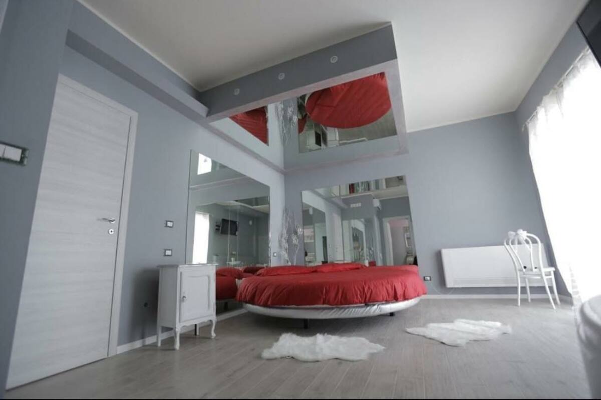 Double Room (Degli Specchi) | 1 bedroom, premium bedding, minibar, desk