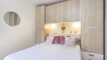 1 habitación, tabla de planchar con plancha, wifi gratis y ropa de cama