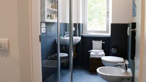Baño | Regadera, secadora de cabello, bidet, toallas 