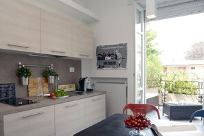 Private kitchen | Full-size fridge, microwave, stovetop, coffee/tea maker - Logicasa Style Design (Como)