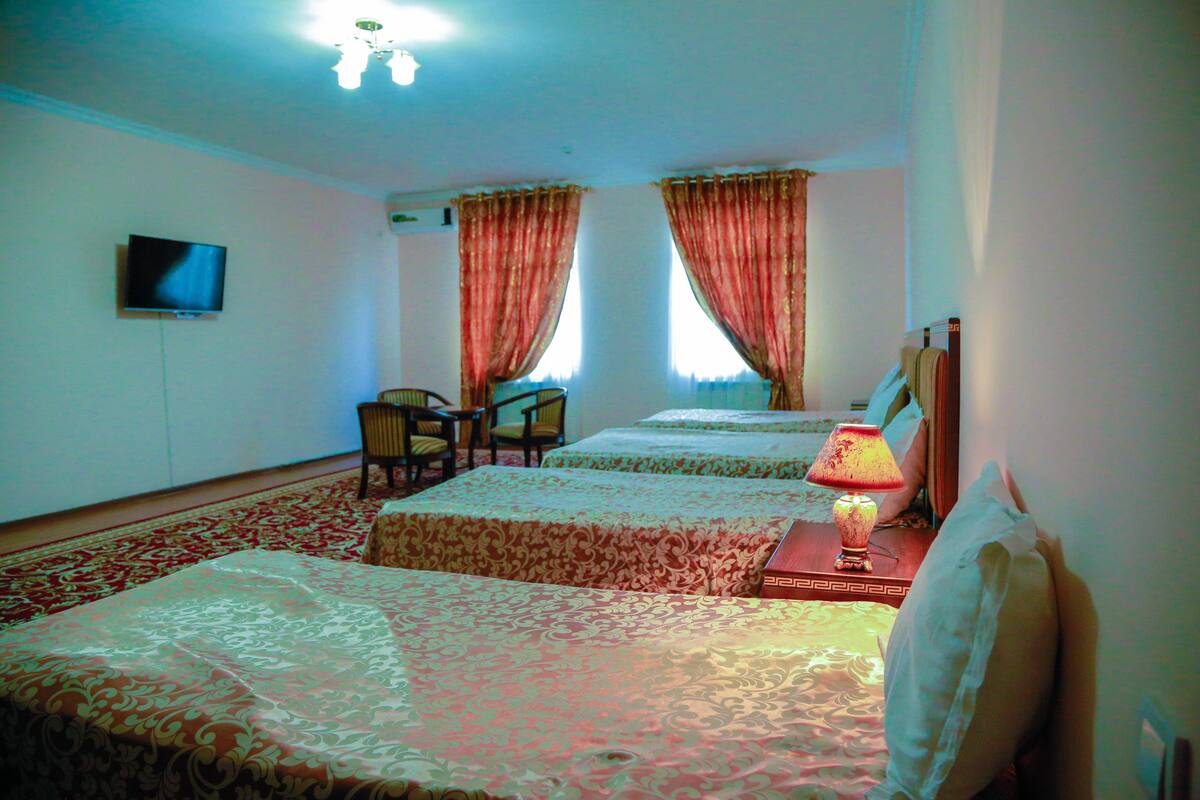 Habitación familiar | Ropa de cama de alta calidad, escritorio, cortinas opacas