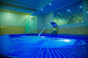 Seasonal outdoor pool - Hotel Karvon Samarkand (Samarkand)