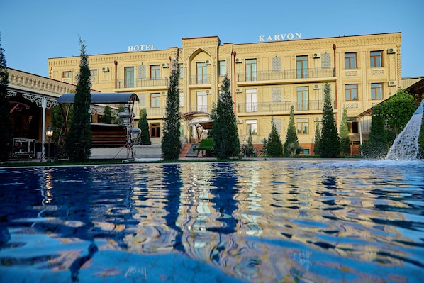 Kolam renang outdoor musiman