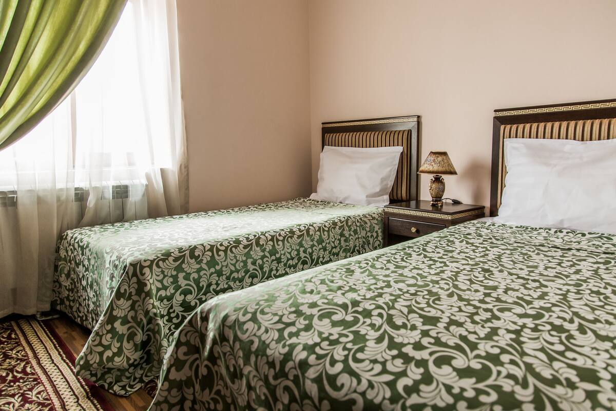 Habitación Deluxe con 1 cama doble o 2 individuales | Ropa de cama de alta calidad, escritorio, cortinas opacas