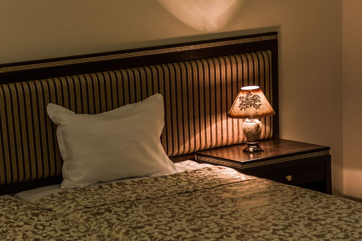 Biancheria da letto di alta qualità, una scrivania, tende oscuranti