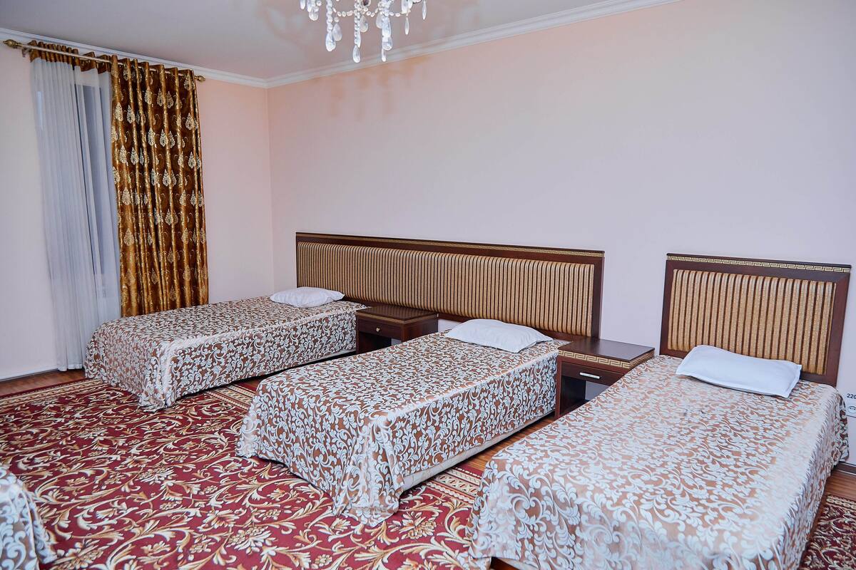Habitación triple Deluxe | Ropa de cama de alta calidad, escritorio, cortinas opacas