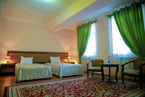 Dobbelt- eller tomannsrom – deluxe | Sengetøy av topp kvalitet, skrivebord, blendingsgardiner og lydisolert