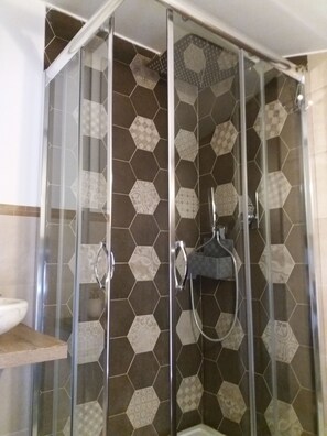 Ducha, artículos de tocador gratuitos, secador de pelo, pantuflas