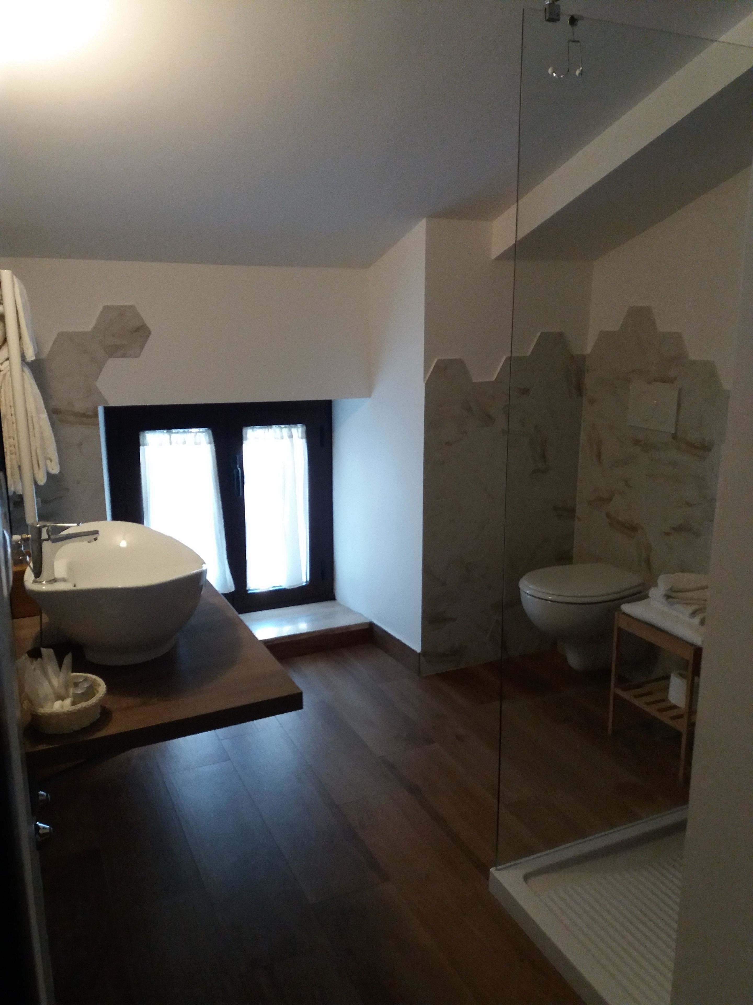Chambre triple | Salle de bain | Douche, articles de toilette (gratuits), séchoir à cheveux, pantoufles