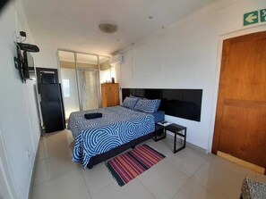 Individually furnished, iron/ironing board, bed sheets - Umkomaas Lodge (Umkomaas)