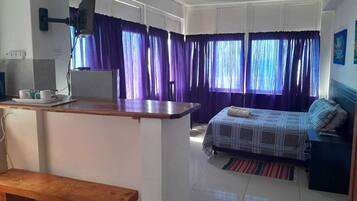 Muebles diferentes, tabla de planchar con plancha y ropa de cama