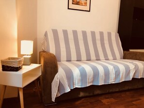 Monolocale | 1 camera, una scrivania, ferro/asse da stiro