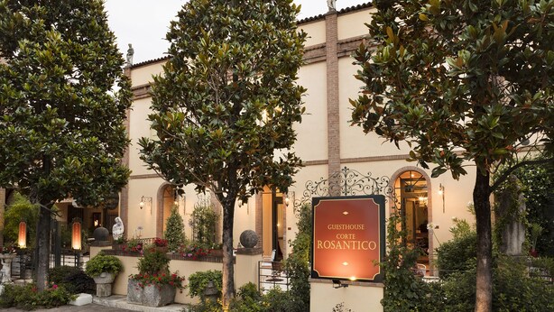 A courtyard with a sign reading "GUESTHOUSE CORTE ROSANTICO." - Corte Rosantico (Bussolengo)