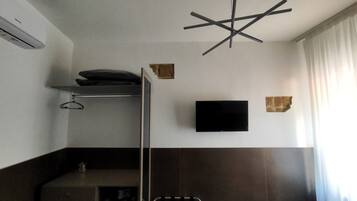 Chambre Double Confort, salle de bains privée, vue cour intérieure (Vesuvio) | 1 chambre, draps fournis