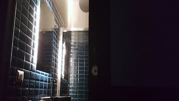 Chambre Double Confort, salle de bains privée, vue jardin (Partenope) | Salle de bain | Douche, bidet, serviettes fournies, papier toilette