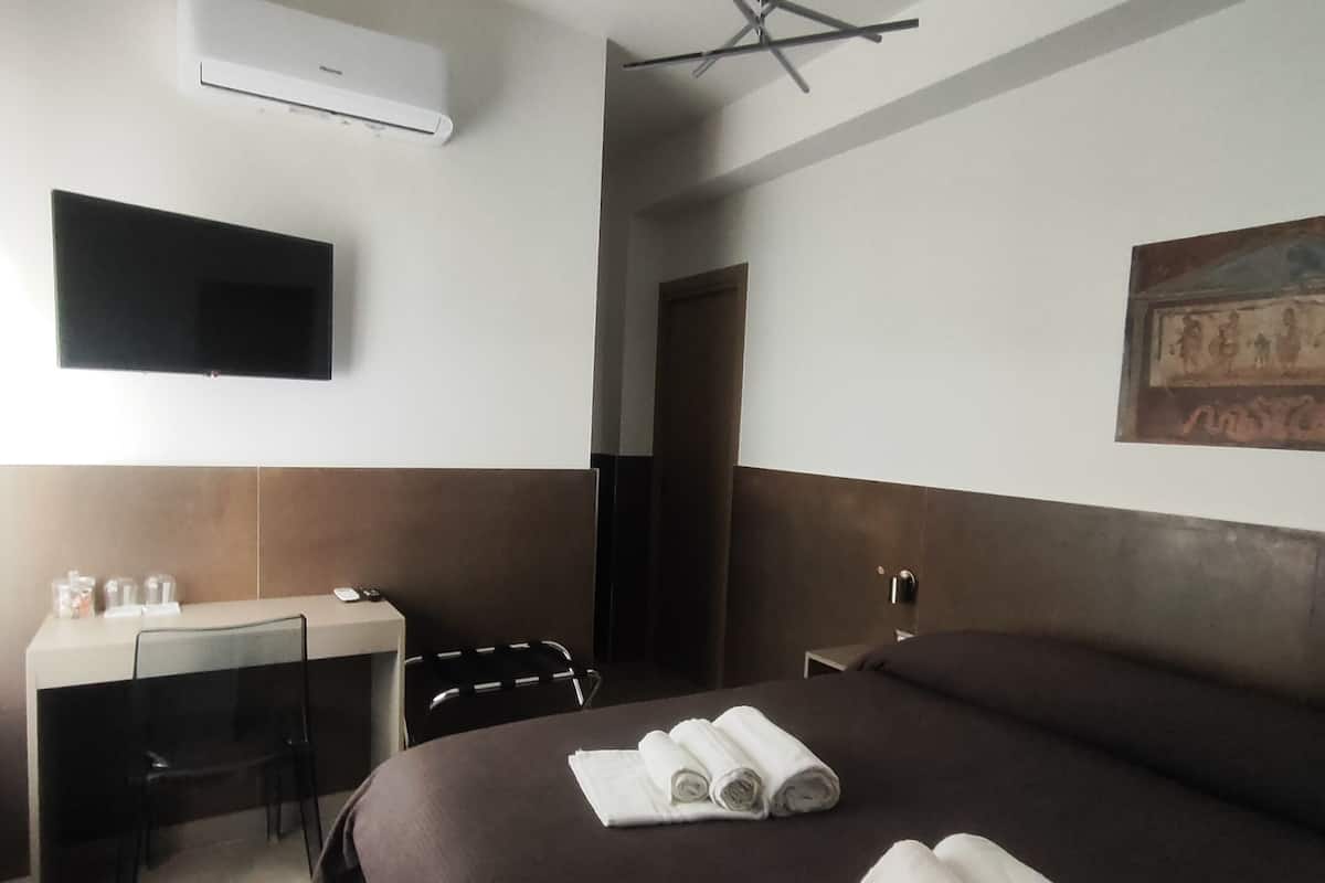 Comfort Double Room, Private Bathroom, Courtyard View (Pompei)
