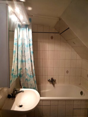 Chambre Triple | Salle de bain | Articles de toilette gratuits, serviettes fournies